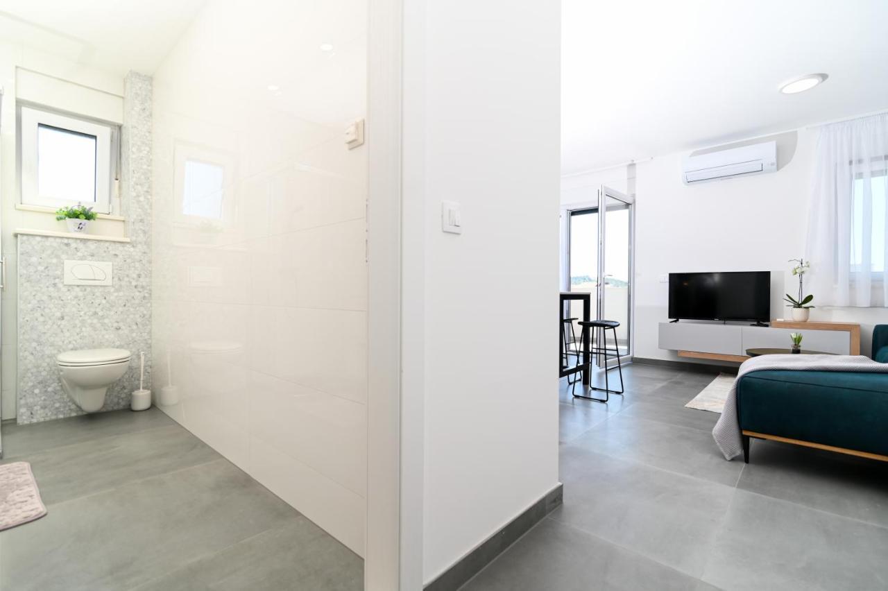 Apartment Laura, Free Parking, Balcony, 4 Ppl โตรกีร์ ภายนอก รูปภาพ