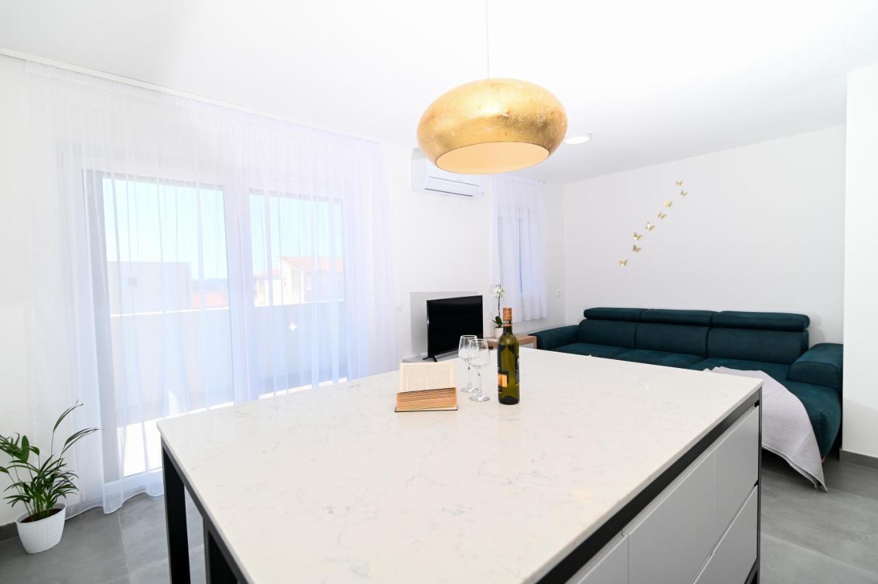 Apartment Laura, Free Parking, Balcony, 4 Ppl โตรกีร์ ภายนอก รูปภาพ